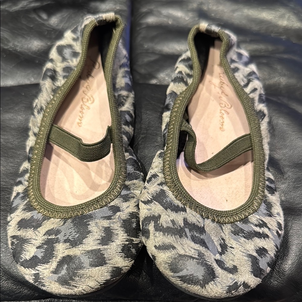 ruby & bloom Green and Gray Slippers with Soft Textile Upper